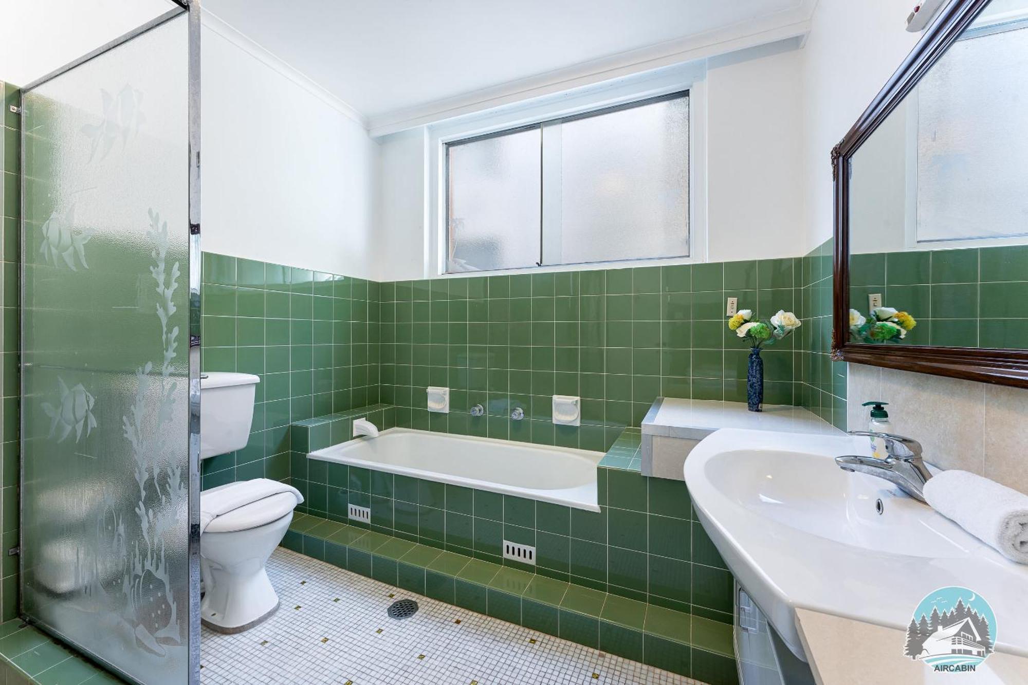 Spacious 4-bed Water Views In Castle Cove Holiday home *